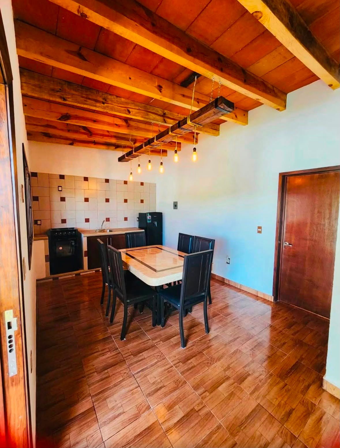 Comedor equipado de casa vacacional en Tequisquiapan Querétaro
